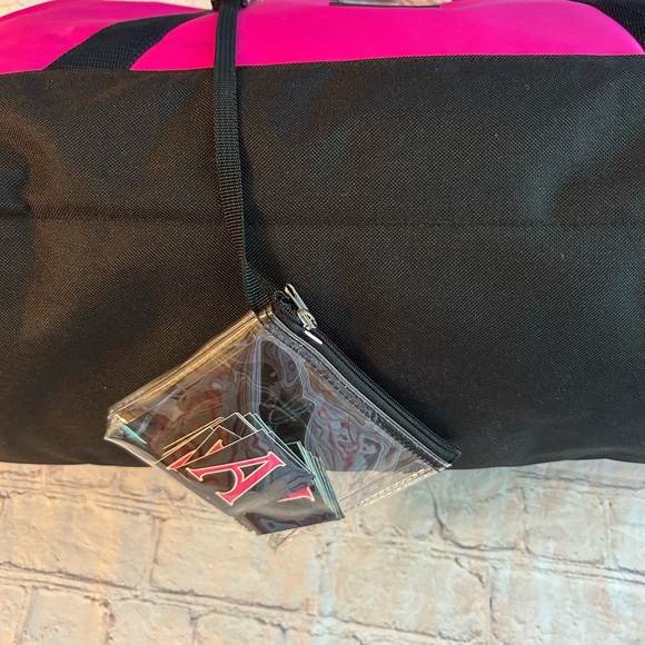 GLORIA VANDERBILT HOT PINK AND BLACK NYLON PERSONALIZED DUFFEL WITH LETTERS BAG - Picture 3 of 12